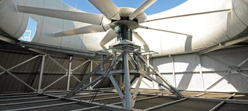 Installation of a cooling tower with permanent magnet engines